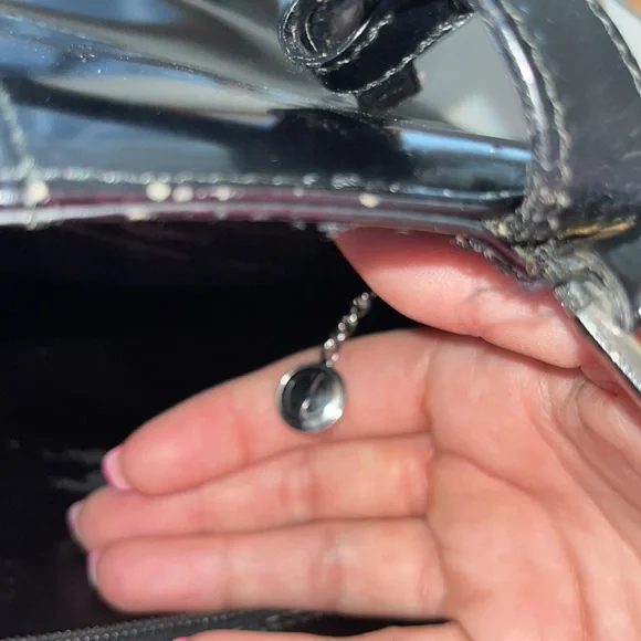 Well loved black patent leather Gucci bag. - Picture 8 of 8